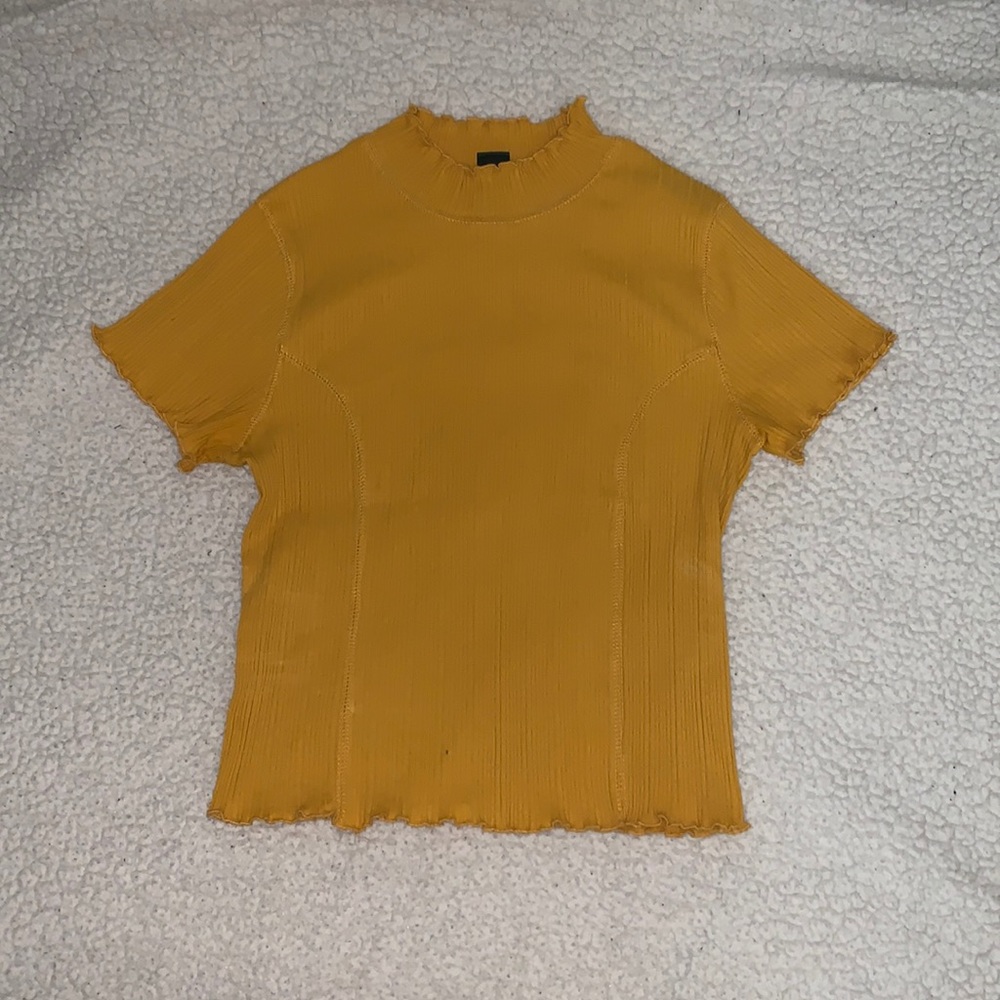 • Frilly ribbed t shirt •
